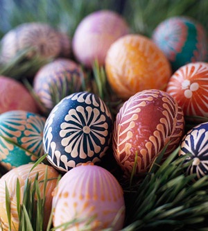 Пасха – время красить яйца. 