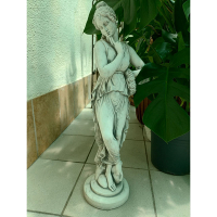 Садовая фигура Девушка с венком купить